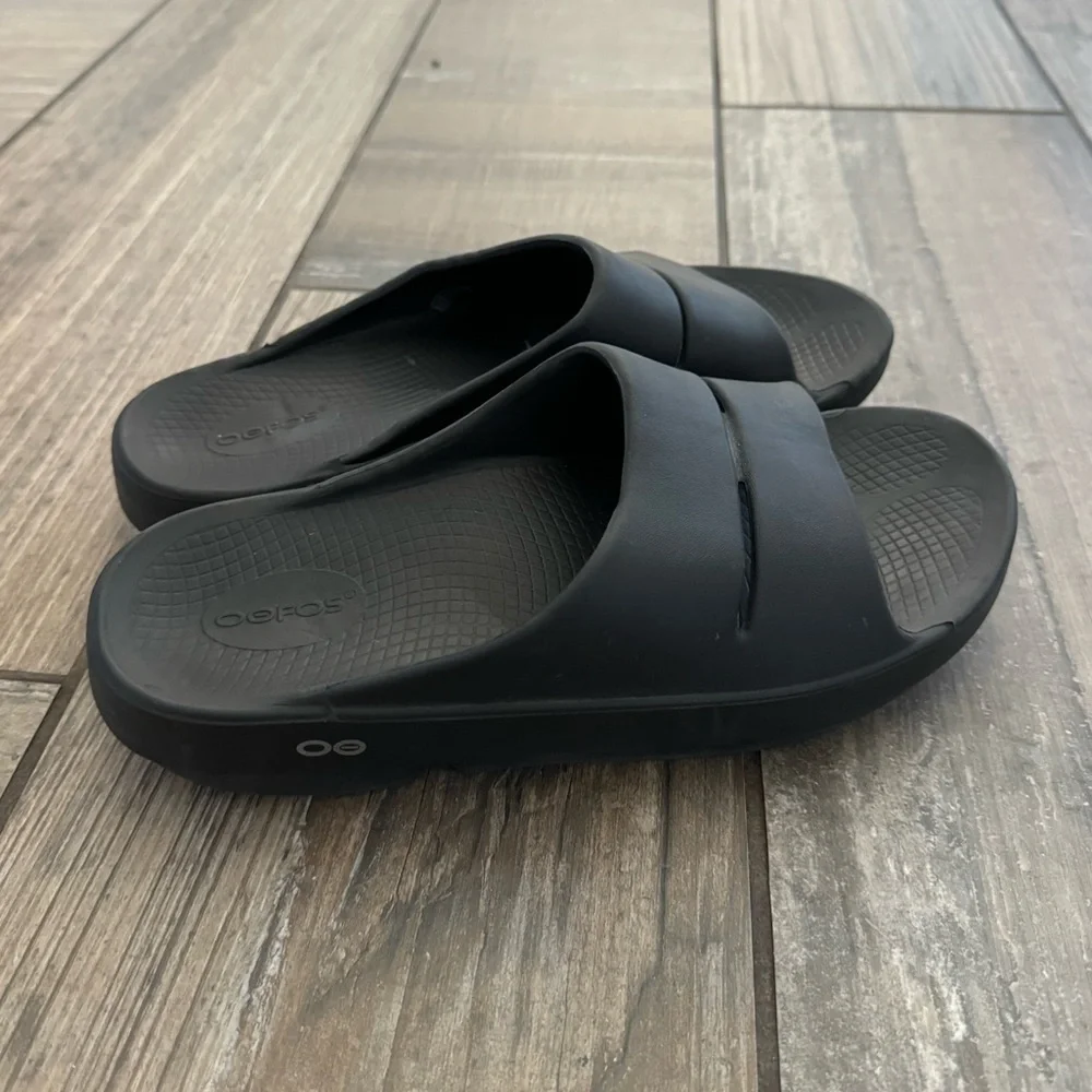 Oofos OOahh Slide Sandal in Black size Men’s 9 or Women’s 11